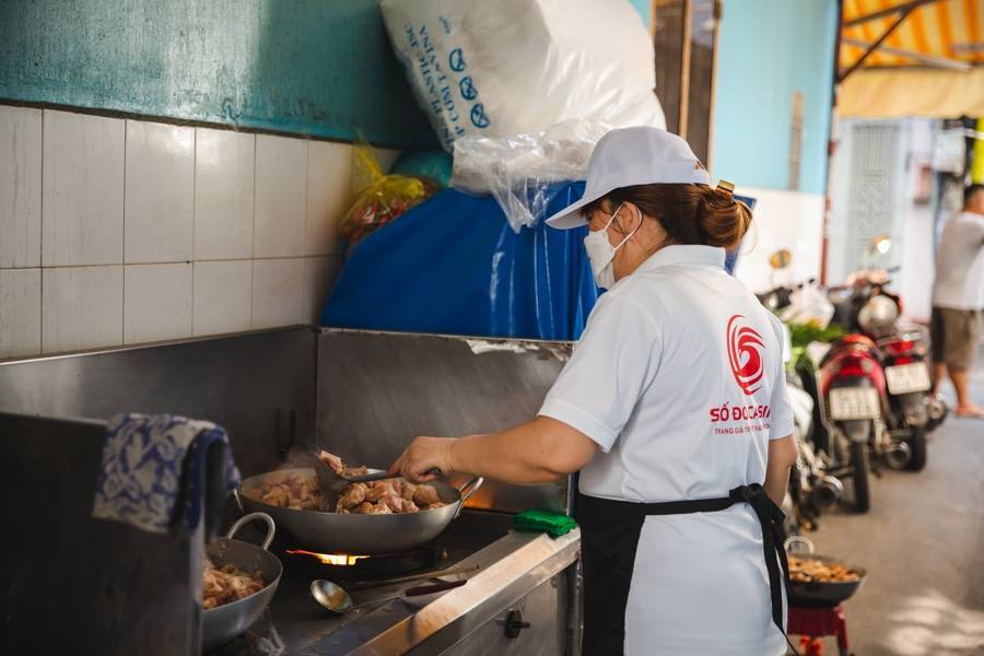 Đầu bếp của SODO66 đang tất bật nấu ăn