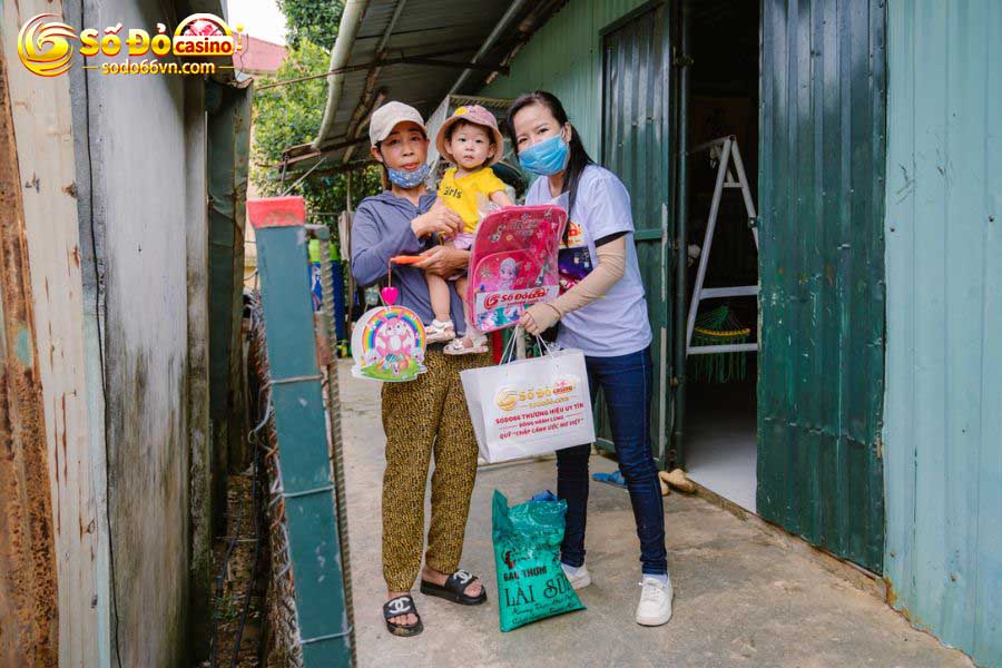 Phát quà cho các gia đình có trẻ em khó khăn 1