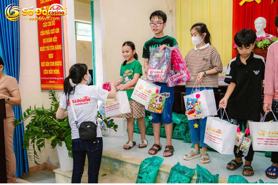 Phát quà cho các em nhỏ xã Hòa Bắc 2