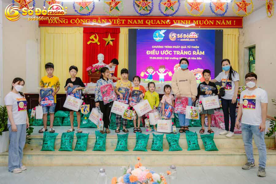 Phát quà cho các em nhỏ xã Hòa Bắc 1